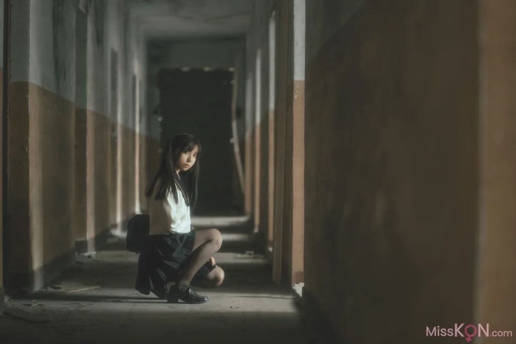 Coser@六味帝皇酱: 废墟JK (52 photos)