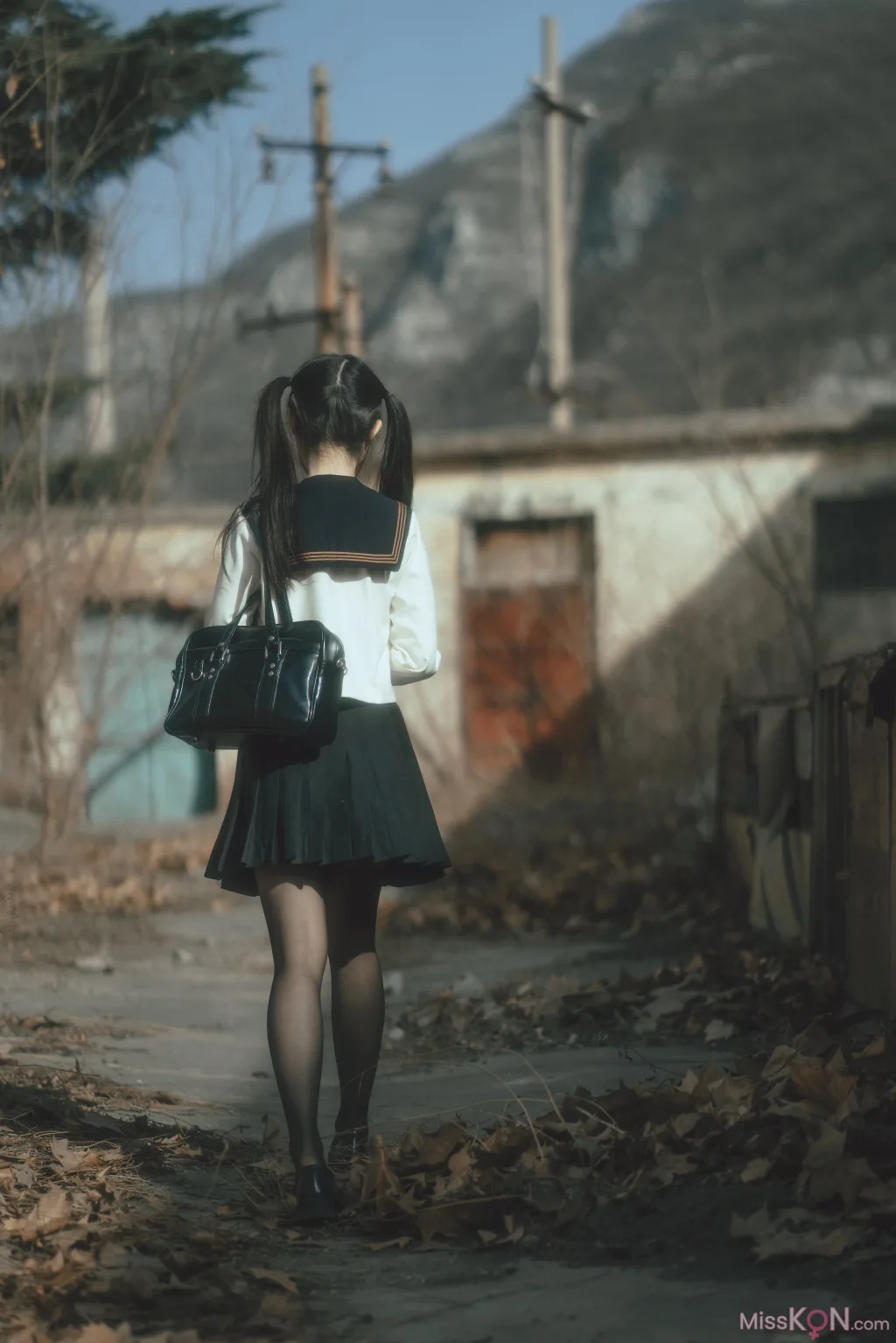 Coser@六味帝皇酱: 废墟JK (52 photos)