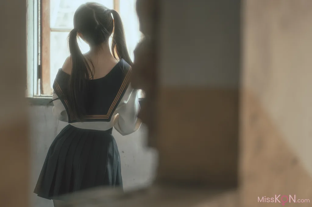 Coser@六味帝皇酱: 废墟JK (52 photos)