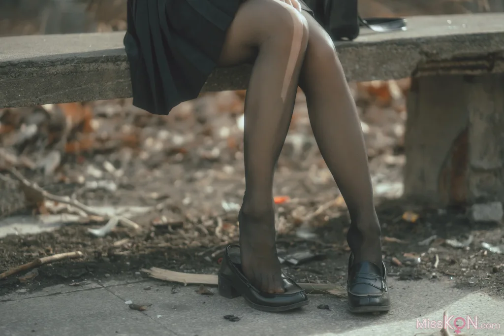 Coser@六味帝皇酱: 废墟JK (52 photos)