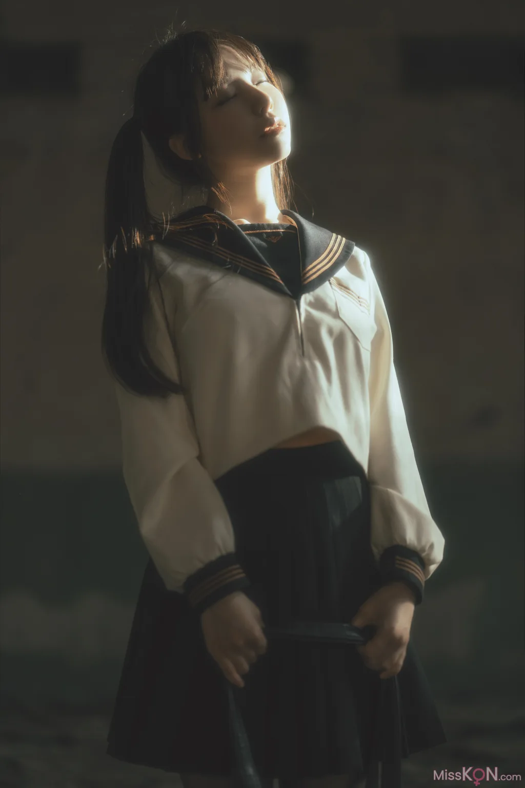 Coser@六味帝皇酱: 废墟JK (52 photos)