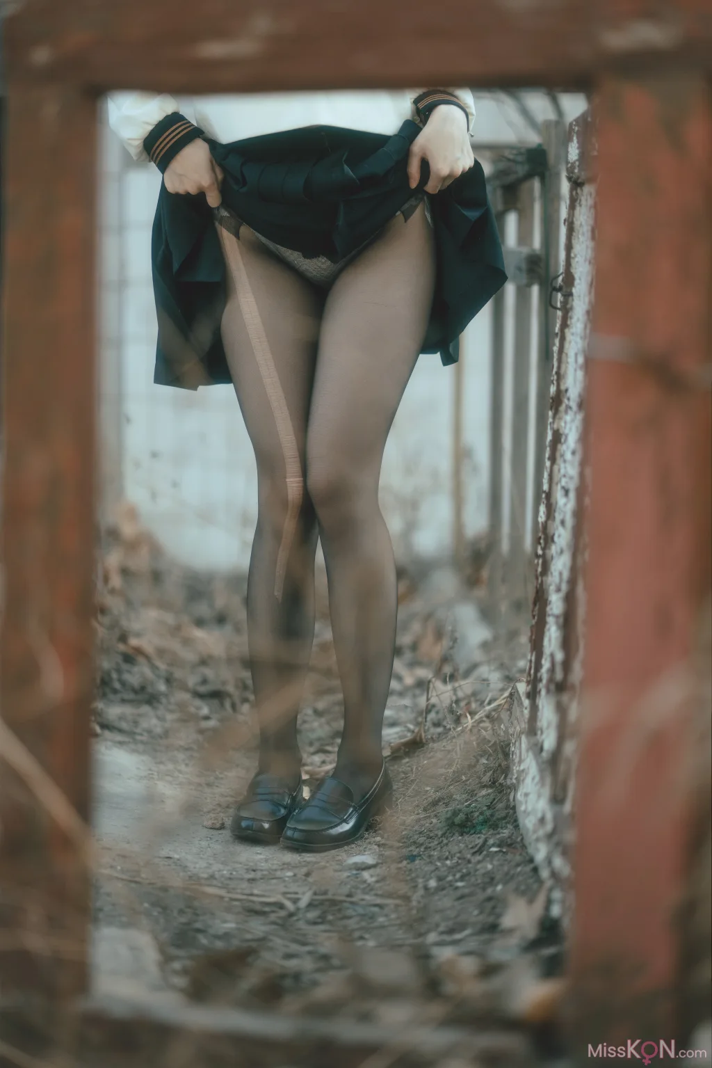 Coser@六味帝皇酱: 废墟JK (52 photos)