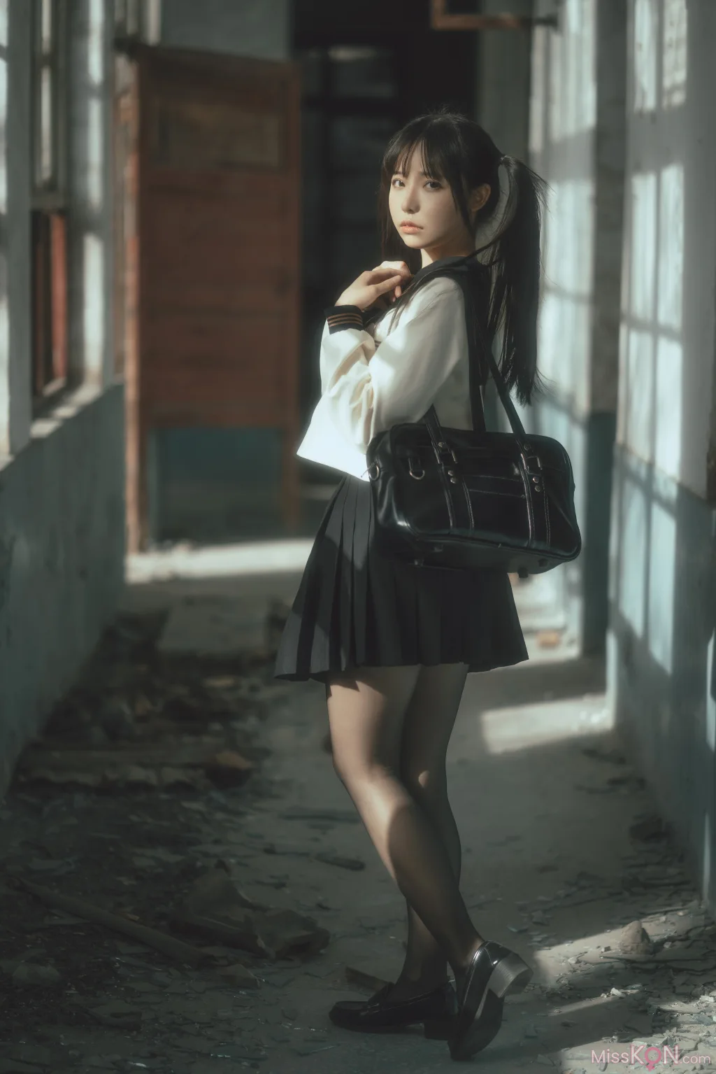 Coser@六味帝皇酱: 废墟JK (52 photos)