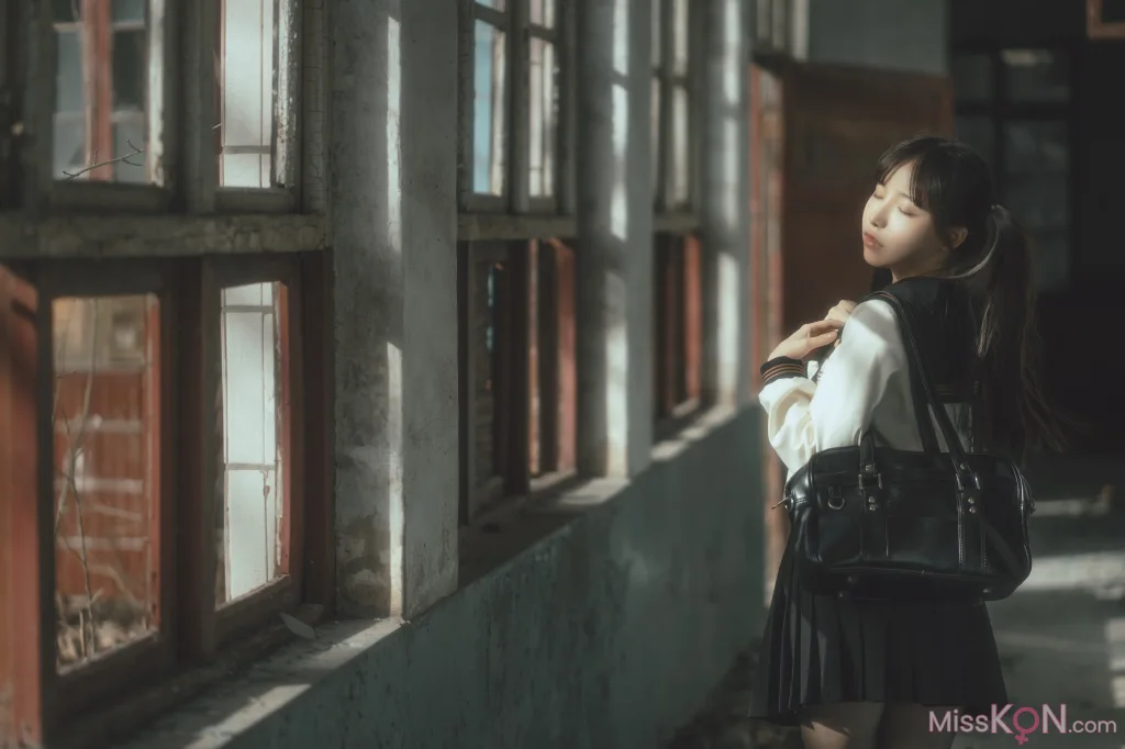 Coser@六味帝皇酱: 废墟JK (52 photos)