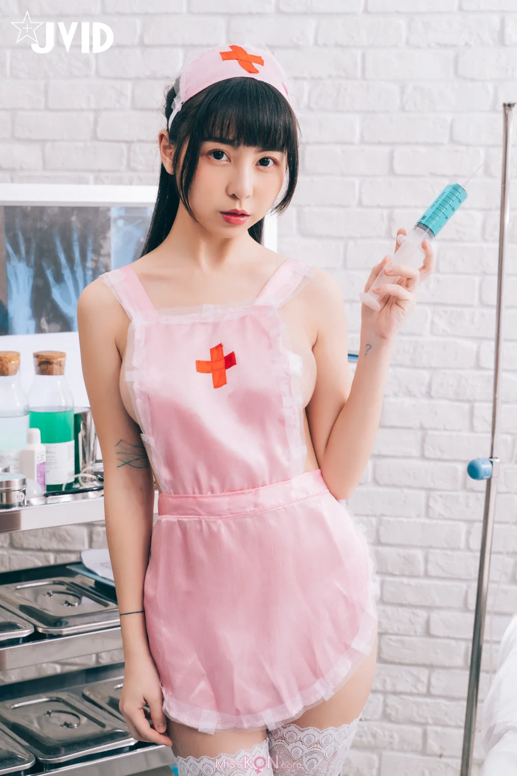 [JVID] 月台尼Tiny: 讓情色巨乳護士用女上位幫你搖出來吧 (53 photos + 1 video)