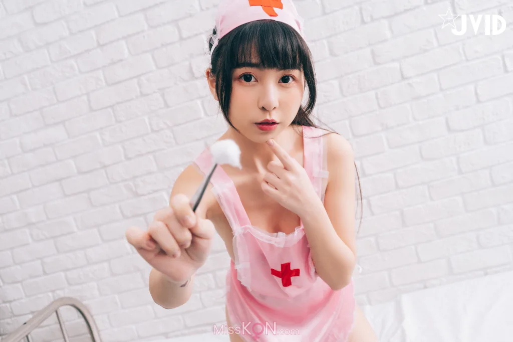 [JVID] 月台尼Tiny: 讓情色巨乳護士用女上位幫你搖出來吧 (53 photos + 1 video)