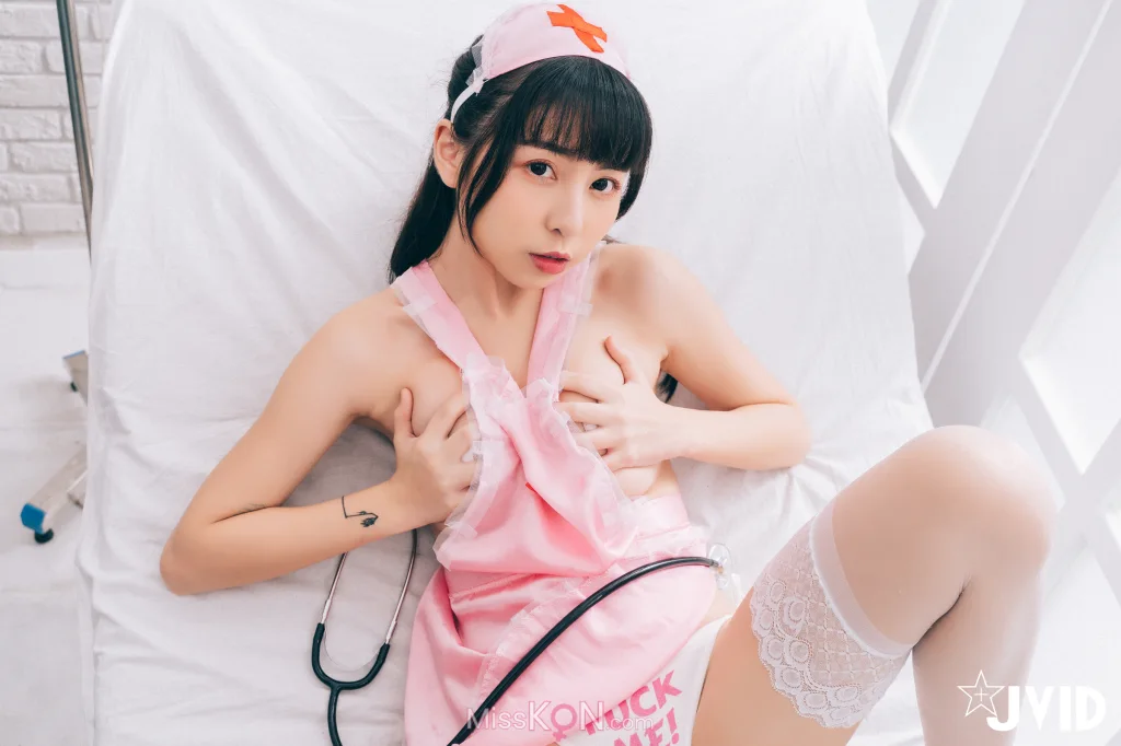 [JVID] 月台尼Tiny: 讓情色巨乳護士用女上位幫你搖出來吧 (53 photos + 1 video)