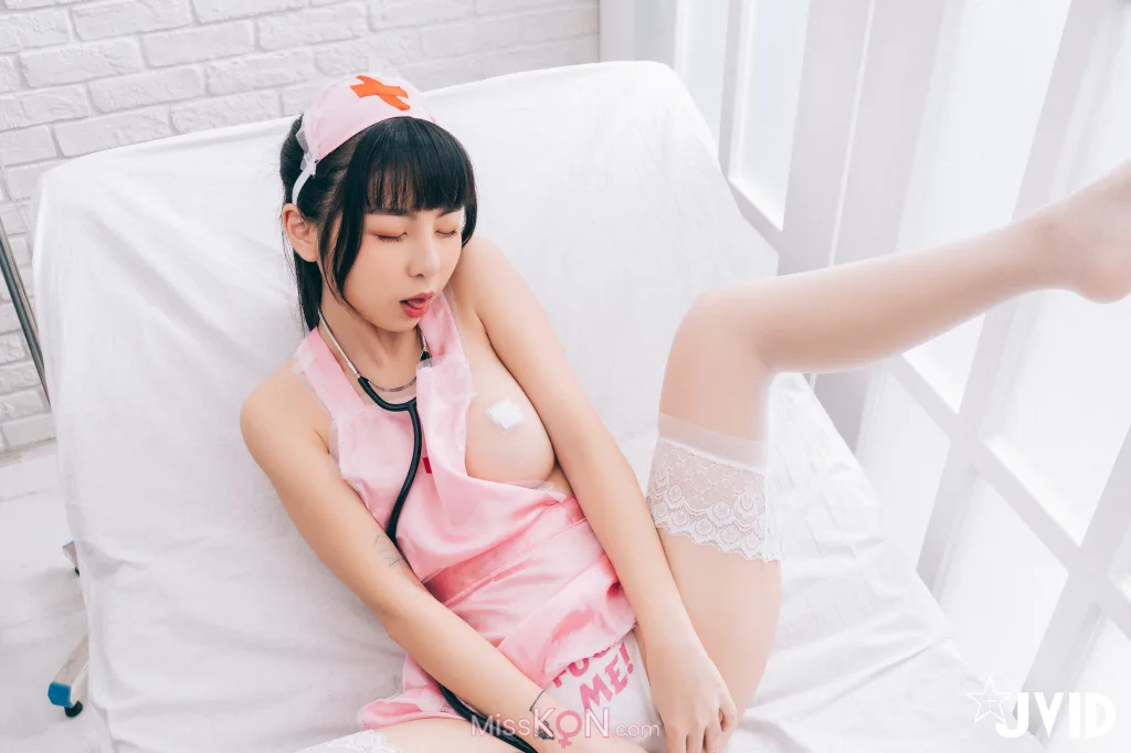 [JVID] 月台尼Tiny: 讓情色巨乳護士用女上位幫你搖出來吧 (53 photos + 1 video)