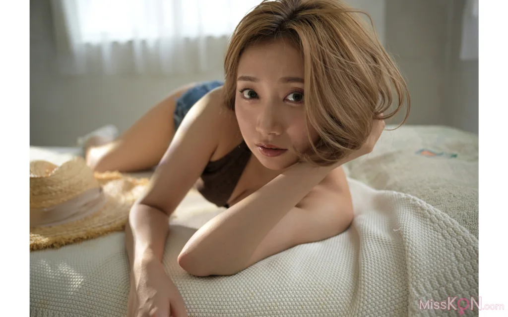 [JP] Kami Anna (加美杏奈): 週刊現代デジタル写真集 隣の部屋の美脚お姉さん プレミアムヌードシリーズ (43 photos)