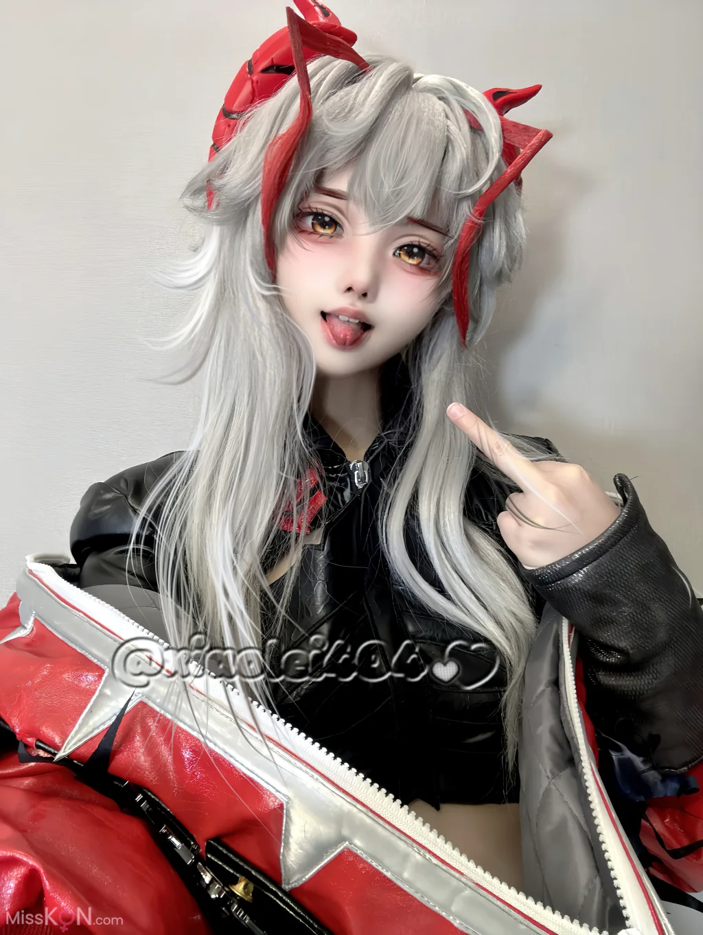 Coser@希尔薇: 清纯颜值少女 裸舞自慰福利 (40 photos + 22 videos)