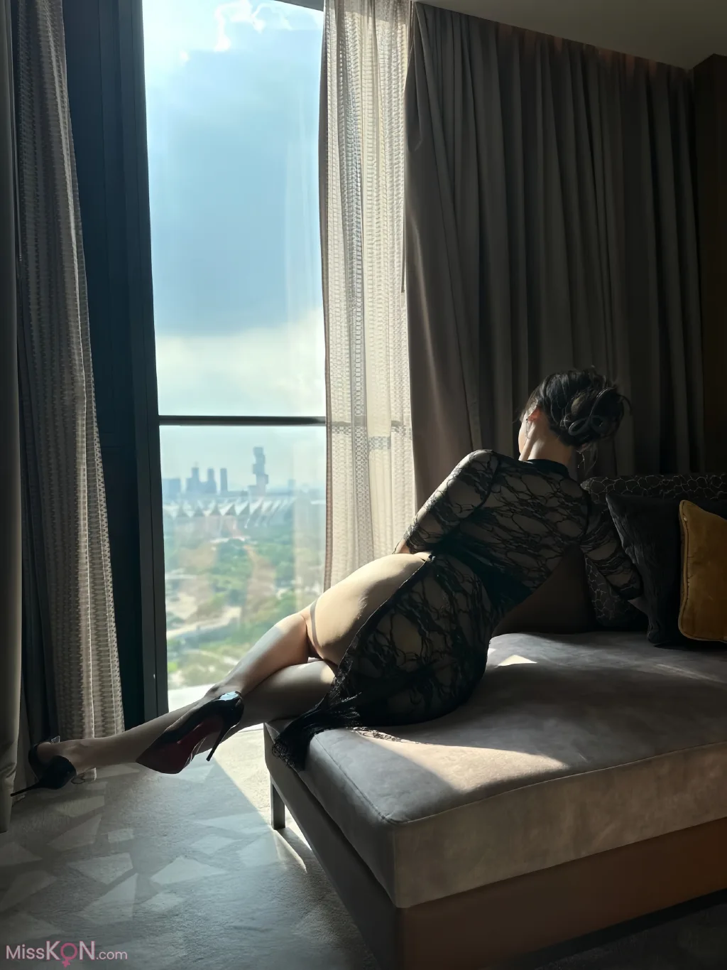 可可西yyy: 黑丝透视情趣睡袍 (41 photos + 1 video) – Page 2
