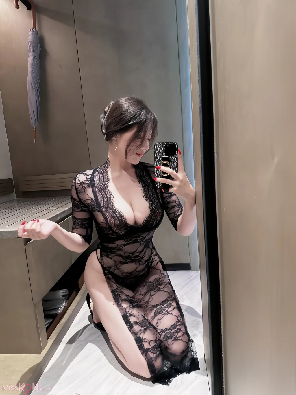 可可西yyy: 黑丝透视情趣睡袍 (41 photos + 1 video) – Page 3