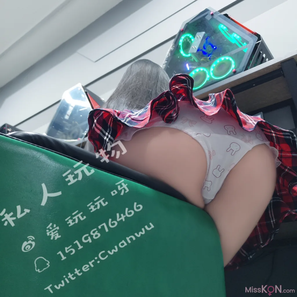 Coser@私人玩物: 网吧露出 (47 photos + 4 videos)