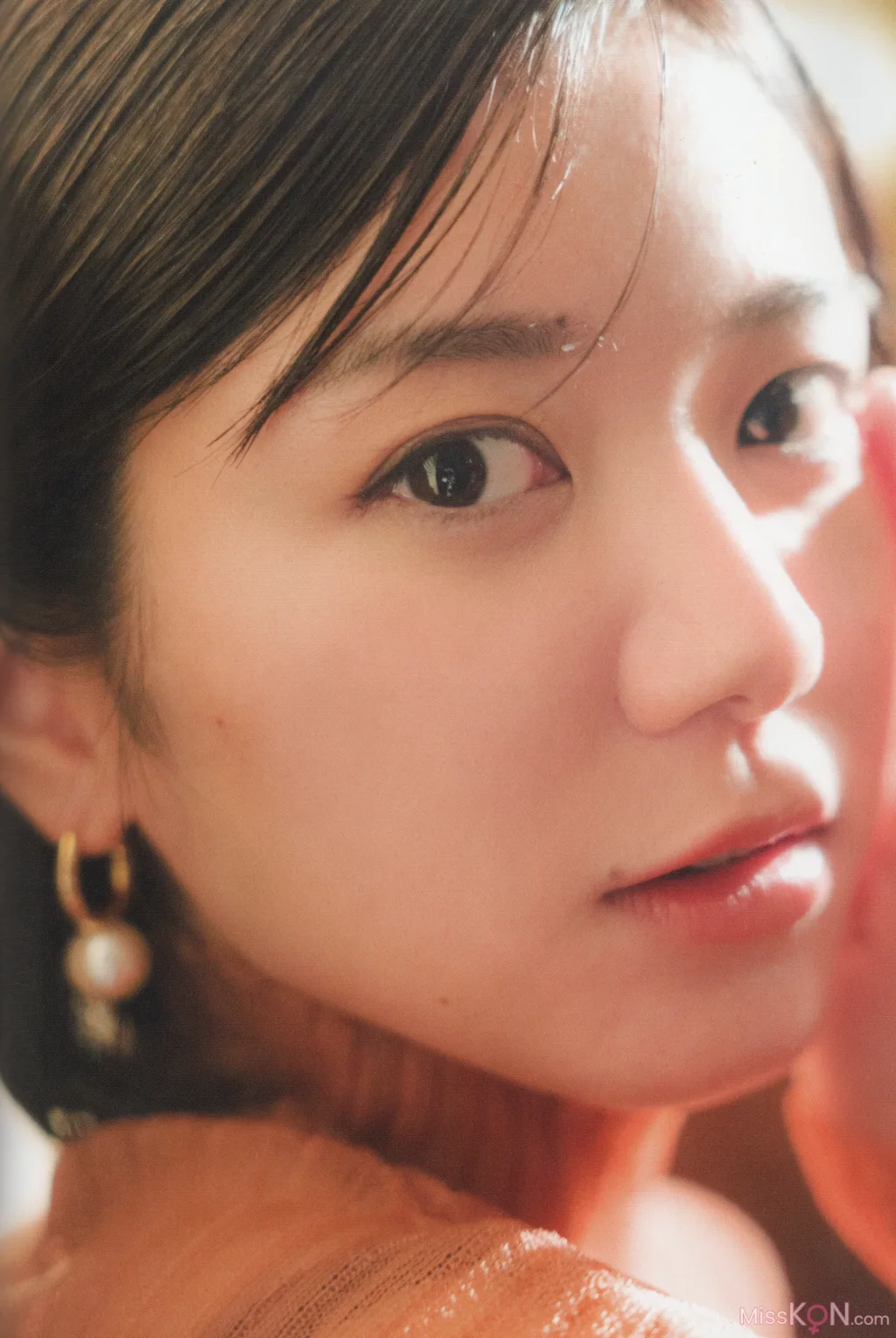 [JP] Momoka Onishi (大西桃香): 2023.09.30 AKB48 2nd写真集『桃の眺め方』 (122 photos)