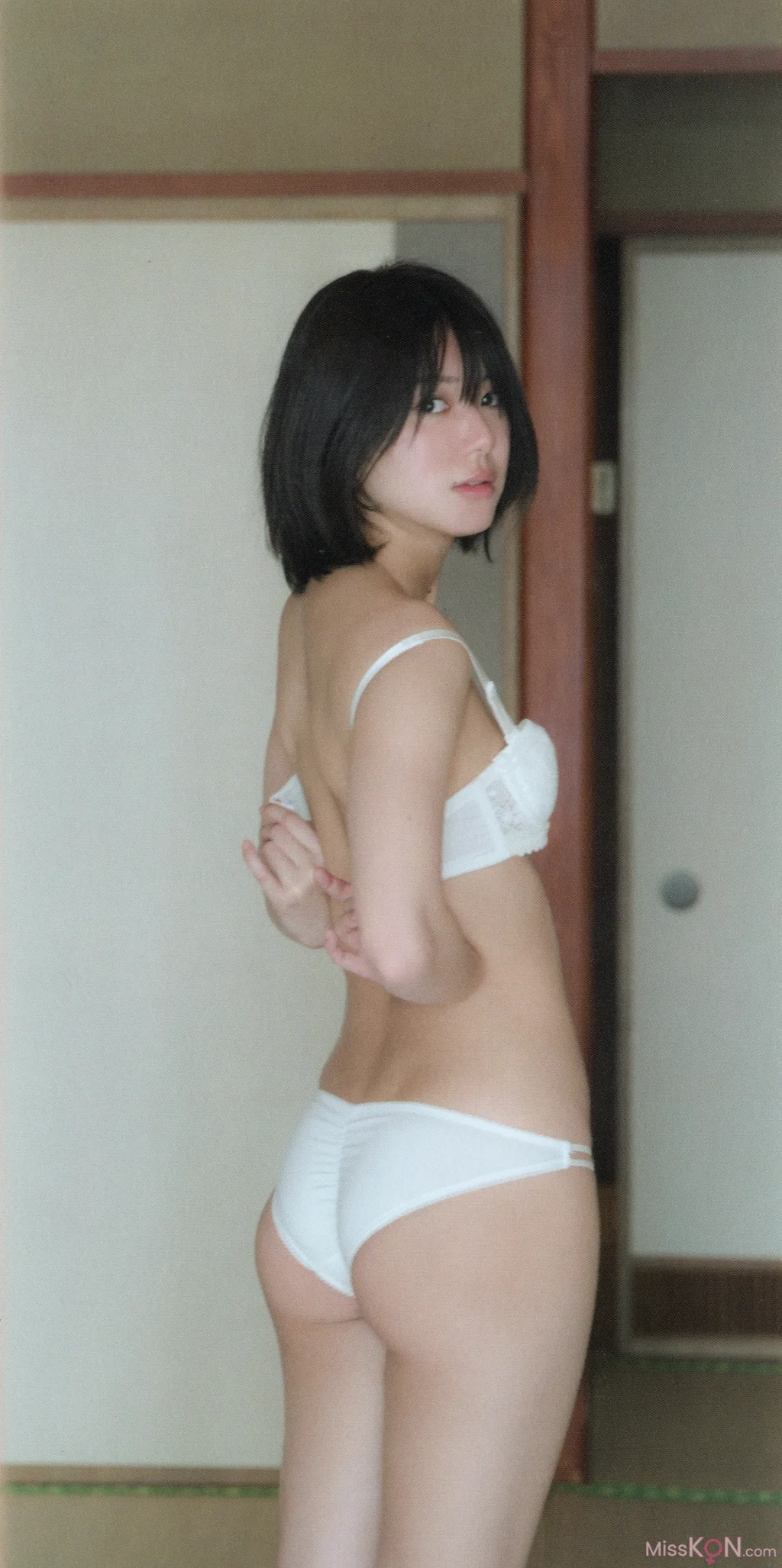 [JP] Momoka Onishi (大西桃香): 2023.09.30 AKB48 2nd写真集『桃の眺め方』 (122 photos) – Page 3