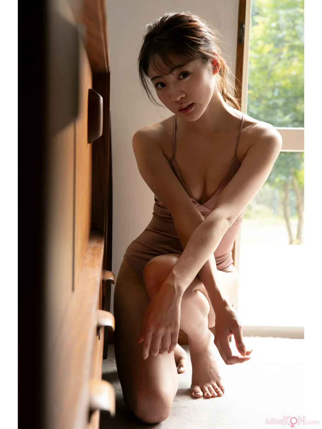 [JP] Shida Yuumi (志田友美): FLASHデジタル写真集 アイドルの魂は美脚に宿る (65 photos) – Page 2