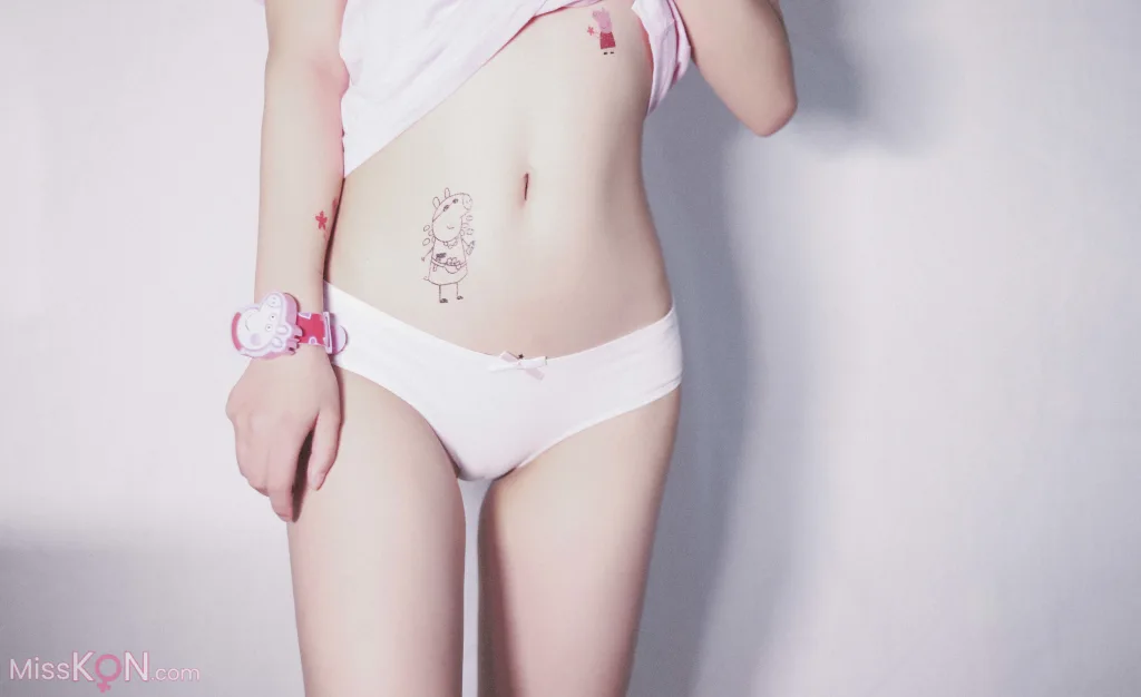 Coser@洛美: 小猪佩奇 (34 photos + 4 videos)