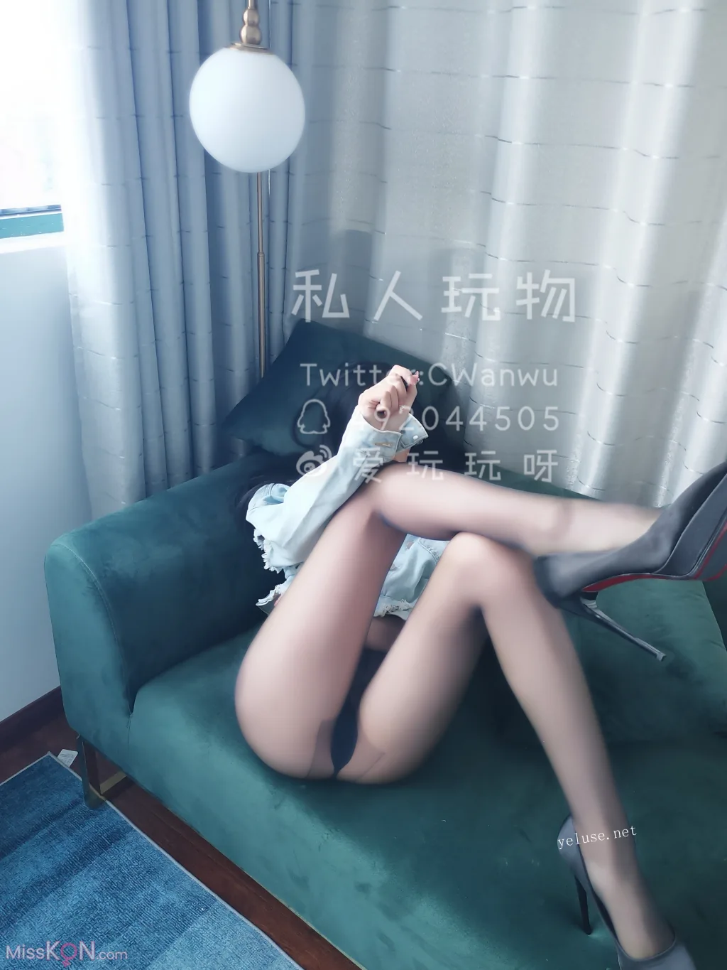 Coser@私人玩物: 牛仔黑丝 (33 photos + 3 videos)